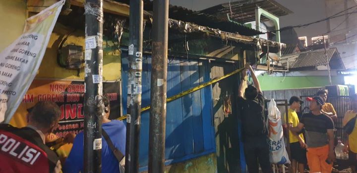 Aparat Polsek Setiabudi melakukan pengamanan dan memasang garis police line di TKP warung nasi goreng Sunda yang terbakar di Jalan Menteng Atas Dalam, No.13 RT 09/ RW 06, Kel. Menteng Atas, Kec. Setiabudi, Jakarta Selatan, Jumat (7/3/2025) malam. Foto: Ist