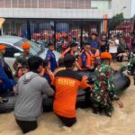 Komandan Wing Komando I Kopasgat Kolonel Pas Helmi A. Nange, S.E., M.M., menerjunkan sebanyak empat satuan Kopasgat dibawah jajaran Wing Komando I Kopasgat dikerahkan dalam misi banjir di Jabodetabek. Foto: TNI