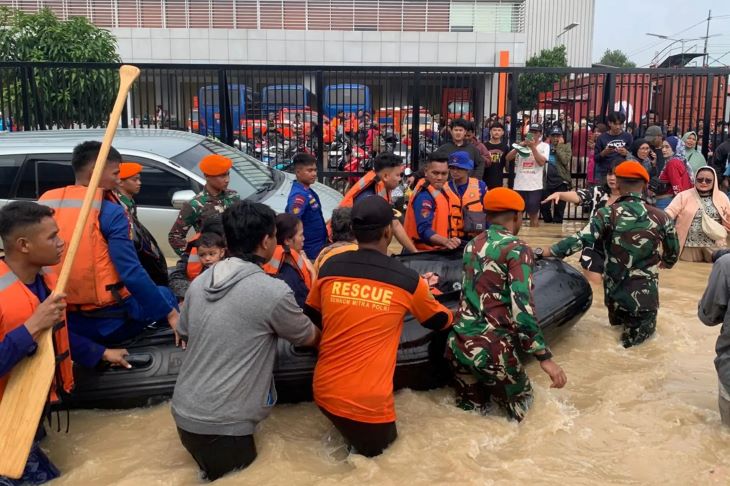 Komandan Wing Komando I Kopasgat Kolonel Pas Helmi A. Nange, S.E., M.M., menerjunkan sebanyak empat satuan Kopasgat dibawah jajaran Wing Komando I Kopasgat dikerahkan dalam misi banjir di Jabodetabek. Foto: TNI