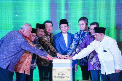 Menag Nasaruddin dan jajaran direksi Agung Sedayu Group meresmikan pembangunan masjid di PIK 2.