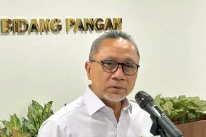 Menteri Koordinator Bidang Pangan (Menko Pangan) Zulkifli Hasan memberikan keterangan terkait pupuk subsidi di Jakarta, Selasa (11/3/2025). Foto: Ipol.id/Vinolla Romadhona