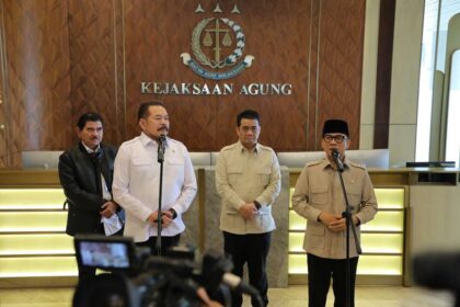 Jaksa Agung ST Burhanuddin saat menerima kunjungan Menteri Desa dan Pembangunan Daerah Tertinggal (Mendes PDT) Yandri Susanto pada Rabu (12/3/2025) di Gedung Utama Kejaksaan Agung, Jakarta. Foto: Yudha Krastawan/ipol.id