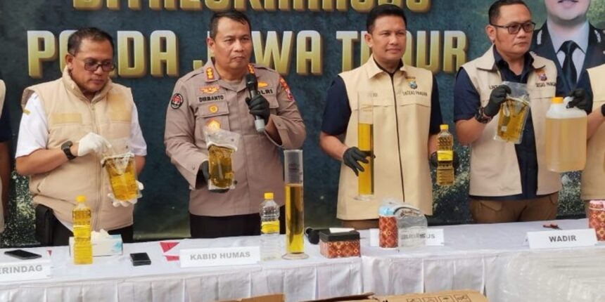 Ditreskrimsus Polda Jatim ungkap pemalsuan MinyaKita. Foto: Polda Jatim