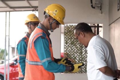 Ilustrasi petugas PLN telah menyelesaikan perbaikan gangguan dan menjelaskan berbagai fitur pada Aplikasi PLN Mobile kepada pelanggan. Foto: Dok PLN