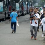 Tampak wajah antusias peserta Mudik Asyik Bersama BUMN 2024 sebelum rombongan dilepas untuk berangkat menuju kota-kota tujuan mudik menggunakan bus di Kantor PLN Pusat, Jakarta pada April tahun lalu. Foto: Dok PLN