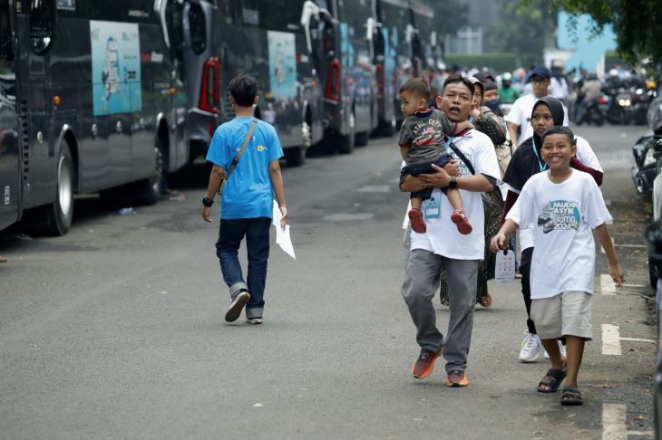 Tampak wajah antusias peserta Mudik Asyik Bersama BUMN 2024 sebelum rombongan dilepas untuk berangkat menuju kota-kota tujuan mudik menggunakan bus di Kantor PLN Pusat, Jakarta pada April tahun lalu. Foto: Dok PLN