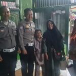 Panit Lantas Polsek Ciputat Timur Ipda Dedi Wijaya dan Brigadir Yudha Adiprasty mengantar Ibu Siti dan anaknya ke rumah kerabat sebelum pulang kampung.