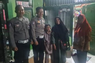 Panit Lantas Polsek Ciputat Timur Ipda Dedi Wijaya dan Brigadir Yudha Adiprasty mengantar Ibu Siti dan anaknya ke rumah kerabat sebelum pulang kampung.