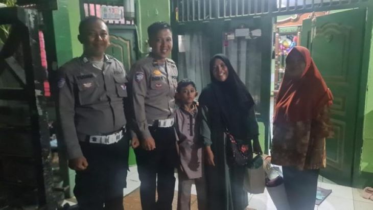 Panit Lantas Polsek Ciputat Timur Ipda Dedi Wijaya dan Brigadir Yudha Adiprasty mengantar Ibu Siti dan anaknya ke rumah kerabat sebelum pulang kampung.