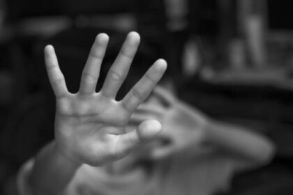 Ilustrasi, asisten rumah tangga (ART) berinisial S (25) diduga menjadi korban penganiayaan dilakukan majikan. Foto: Istock @gan chaonan