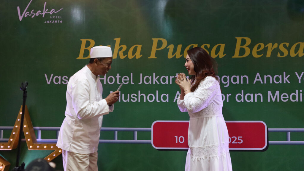 Penyerahan donasi oleh General Manager Vasaka Hotel Jakarta, Nancy Fenyapwain kepada Pengurus Masjid Al Abror. (dok. Vasaka Hotel Jakarta)