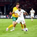 DuelAustralia (jersei kuning) vs Timnas Indonesia (jersei putih) pada Kualifikasi Piala Dunia 2026. Foto : PSSI