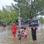 Petugas PLN terjun langsung ke lokasi terdampak banjir di Kecamatan Tanjung Senang, Kota Bandar Lampung, pada Kamis (27/2/2025). Tim pemulihan dikerahkan untuk melakukan pengamanan dan perbaikan jaringan listrik demi keselamatan masyarakat. Foto: Dok PLN