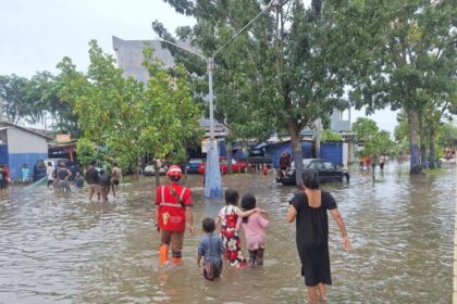 Petugas PLN terjun langsung ke lokasi terdampak banjir di Kecamatan Tanjung Senang, Kota Bandar Lampung, pada Kamis (27/2/2025). Tim pemulihan dikerahkan untuk melakukan pengamanan dan perbaikan jaringan listrik demi keselamatan masyarakat. Foto: Dok PLN