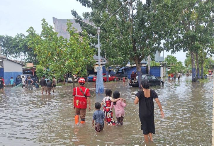 Petugas PLN terjun langsung ke lokasi terdampak banjir di Kecamatan Tanjung Senang, Kota Bandar Lampung, pada Kamis (27/2/2025). Tim pemulihan dikerahkan untuk melakukan pengamanan dan perbaikan jaringan listrik demi keselamatan masyarakat. Foto: Dok PLN