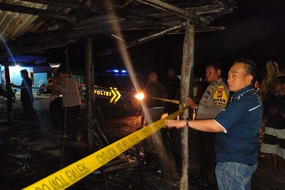 Polisi memasang garis polisi di lokasi Yoga tewas terbakar. Foto: Polres Bengkalis.