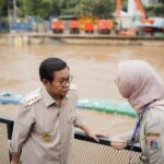 Gubernur DK Jakarta Pramono Anung saat sidak ke Pintu Air Manggarai. Foto: X.com Pramono Anung