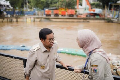 Gubernur DK Jakarta Pramono Anung saat sidak ke Pintu Air Manggarai. Foto: X.com Pramono Anung