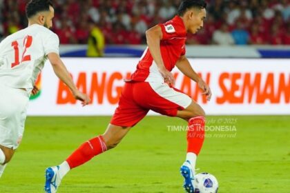 Bek tangguh Indonesia, Rizky Ridho, mendapat pujian saat Indonesia melawan Bahrain. Foto: PSSI
