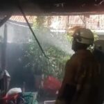 Dua petugas Damkar berupaya memadamkan api di unit garasi rumah milik Surya Toto di kawasan Berlan Jalan Ksatrian IX, RT 3 RW 3, Kebon Manggis, Matraman, Jakarta Timur, pada Minggu (16/3/2025) sekitar pukul 16.46 WIB. Foto: Ist