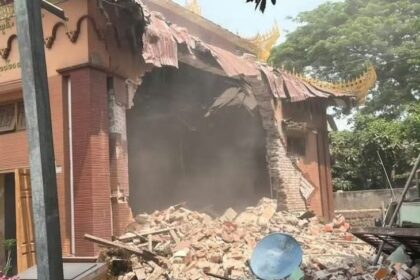 Rumah yang roboh akibat gempa bumi di Myanmar dengan kekuatan magnitudo 7,7 dan 6,4. Foto: X.com @TheJonyVerma