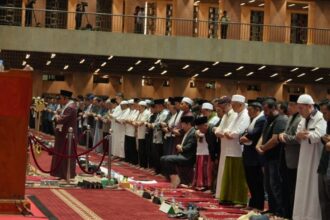 Tampak pelaksanaan salat tarawih di Masjid Istiqlal.