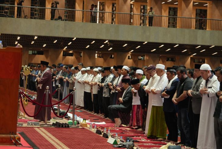 Tampak pelaksanaan salat tarawih di Masjid Istiqlal.