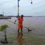 Petugas kebersihan guna mengantisipasi sampah di laut Ancol.(Foto dok pemprov)