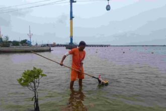 Petugas kebersihan guna mengantisipasi sampah di laut Ancol.(Foto dok pemprov)