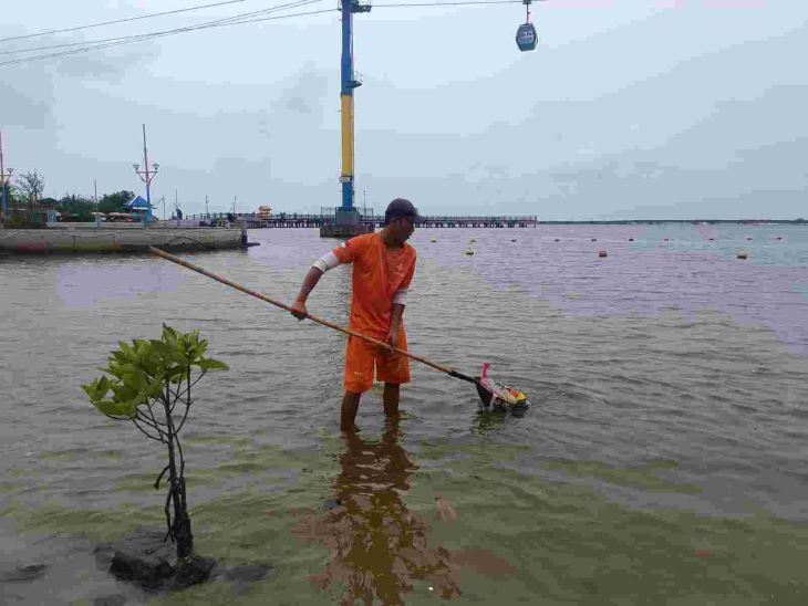 Petugas kebersihan guna mengantisipasi sampah di laut Ancol.(Foto dok pemprov)