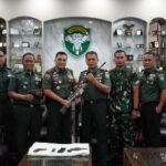 Pangdam Iskandar Muda, Mayjen TNI Niko Fahrizal saat menerima penyerahan senjata dari Danrem 012/Teuku Umar, Kolonel Inf Benny Rahadian di ruang kerja Pangdam IM, Selasa (4/3/2025). Foto: Dok Dispenad