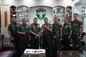 Pangdam Iskandar Muda, Mayjen TNI Niko Fahrizal saat menerima penyerahan senjata dari Danrem 012/Teuku Umar, Kolonel Inf Benny Rahadian di ruang kerja Pangdam IM, Selasa (4/3/2025). Foto: Dok Dispenad