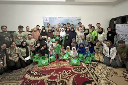 Jajaran Sharp Greenerator, PT Sharp Electron ics Indonesia saat melaksanakan kegiatan aksi sosial peduli lingkungan di Panti Asuhan Al Munawar, Bogor, Jawa Barat, pada Jumat (28/3/2025). Foto: Ist