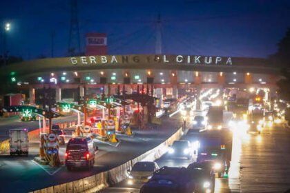 Kendaraan yang melintas di Gerbang Tol Cikupa, Tangerang. Foto : Ist