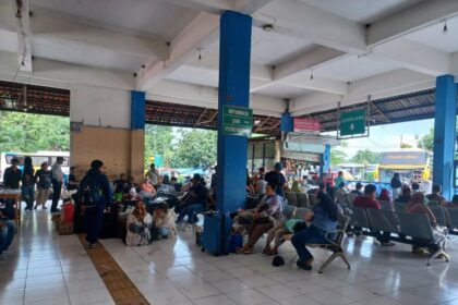 Suasana di Terminal Kampung Rambutan, Ciracas, Jakarta Timur, pada Senin (24/3/2025), belum ramai dijejali pemudik. Foto: Joesvicar Iqbal/ipol.id