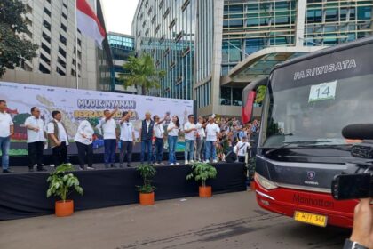 Presiden Direktur United Tractors, Frans Kesuma dan jajaran mendampingi Menteri Tenaga Kerja Yassierli melepas keberangkatan 17 bus dengan 790 penumpang mudik gratis di kantor pusat United Tractors di Jalan Raya Bekasi, Cakung, Jakarta Timur, pada Jumat (28/3/2025). Foto: Joesvicar Iqbal/ipol.id