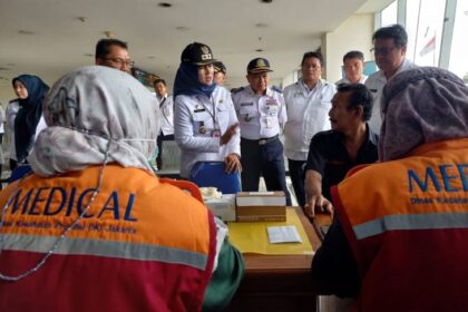 Plt Wali Kota Jakarta Timur, Iin Mutmainnah bersama Kasudin Kesehatan Jakarta Timur, Herwin Meifendy dan jajaran saat mengecek Posko Kesehatan di Terminal Terpadu Pulogebang, Cakung, Jakarta Timur, pada Rabu (26/3/2025). Foto: Ist