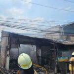 Kondisi Warung Kopi (Warkop) di Jalan Cilangkap Raya, RT 007 RW 04, Kelurahan Cilangkap, Kecamatan Cipayung, Jakarta Timur, pada Kamis (6/3/2025) siang, hangus terbakar. Sejumlah Damkar berjibaku memadamkan api. Foto: Ist Wakapolre