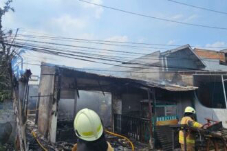 Kondisi Warung Kopi (Warkop) di Jalan Cilangkap Raya, RT 007 RW 04, Kelurahan Cilangkap, Kecamatan Cipayung, Jakarta Timur, pada Kamis (6/3/2025) siang, hangus terbakar. Sejumlah Damkar berjibaku memadamkan api. Foto: Ist Wakapolre