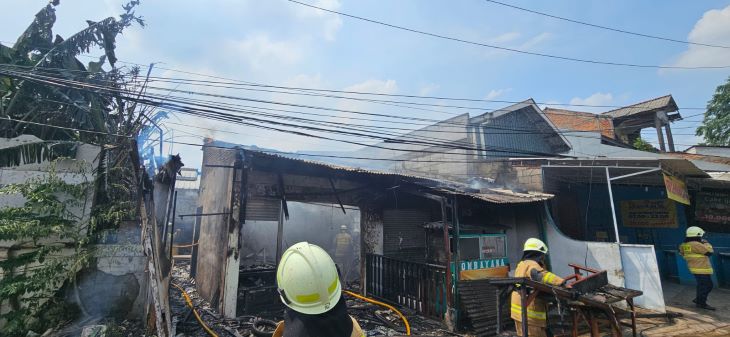 Kondisi Warung Kopi (Warkop) di Jalan Cilangkap Raya, RT 007 RW 04, Kelurahan Cilangkap, Kecamatan Cipayung, Jakarta Timur, pada Kamis (6/3/2025) siang, hangus terbakar. Sejumlah Damkar berjibaku memadamkan api. Foto: Ist Wakapolre