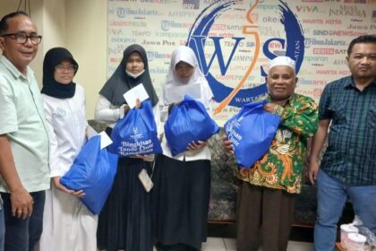 Ketua Wartawan Jakarta Selatan, Rubin Tarigan (kiri) bersama awak media dan Ustaz Iskandar, Ketua Yayasan Assyafaat (kanan-peci putih) serta anak yatim saat kegiatan Berbagi untuk Sesama di Kantor Pemkot Administrasi Jakarta Selatan, Selasa (25/3/2025). Foto: Joesvicar Iqbal/ipol.id