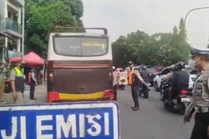 Razia uji emisi di Jalan Supriyadi, Susukan, Ciracas, Jakarta Timur, Selasa (15/4/2025). Foto: Ist