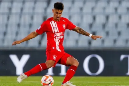Aksi bek tengah keturunan Indonesia milik FC Twente, Mees Hilgers. (Dok. Instagram Mees Hilgers)