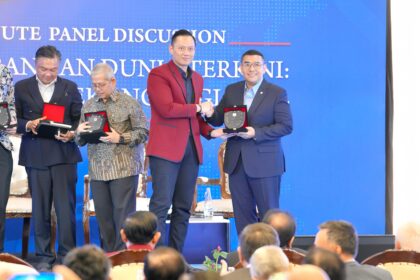 Menteri Ossy saat menerima plakat dari Menko Infrastruktur AHY. Foto: Dok Humas