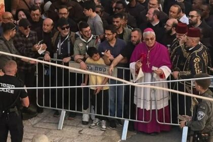 Pasukan Israel halangi umat Kristen rayakan Sabtu Suci di Yerusalem. Foto: Wafa