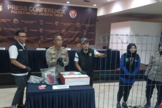Kapolres Metro Jakarta Timur, Kombes Nicolas Ary Lilipaly dan jajaran menunjukkan barang bukti dalam konferensi pers kasus tewasnya mahasiswa UKI berinisial KEW, 22, di Mapolres Metro Jakarta Timur, Kamis (24/4) siang. Foto: Joesvicar Iqbal/ipol.id
