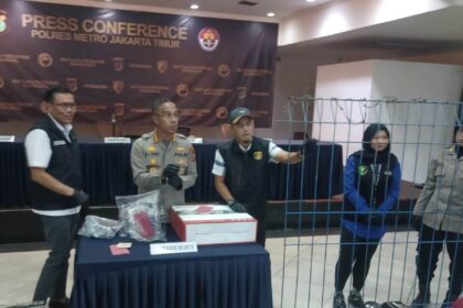 Kapolres Metro Jakarta Timur, Kombes Nicolas Ary Lilipaly dan jajaran menunjukkan barang bukti dalam konferensi pers kasus tewasnya mahasiswa UKI berinisial KEW, 22, di Mapolres Metro Jakarta Timur, Kamis (24/4) siang. Foto: Joesvicar Iqbal/ipol.id