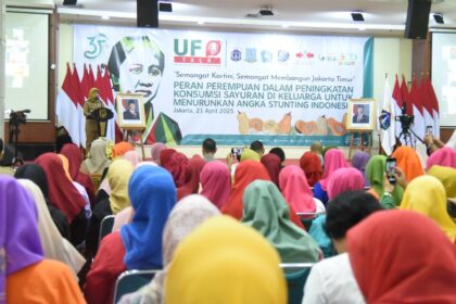 (Plt) Wali Kota Jakarta Timur, Iin Mutmainnah saat membuka rangkaian kemeriahan kegiatan istimewa memperingati Hari Kartini untuk para perempuan berkebaya di Ruang Serbaguna, Blok C, Kantor Walikota Jakarta Timur, Senin (21/4/2025). Foto: Ist