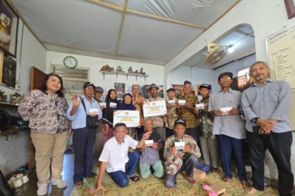 Ketua LPSK Achmadi (tengah) bersama para korban Pelanggaran HAM Berat (PHB) saat menyerahkan bantuan rehabilitasi psikososial, Jumat (25/4/2025). Foto: Ist