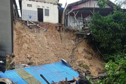 Petugas menunjukkan kondisi rumah warga terdampak tanah longsor di Kelurahan Prapatan, Kecamatan Balikpapan Kota, Kota Balikpapan, pada Minggu (20/4/2025). Foto: Ist